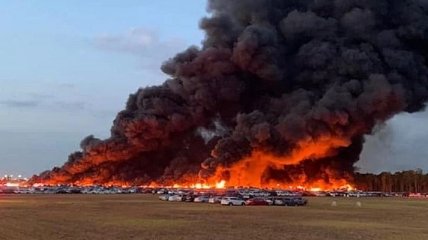 Как горят тысячи автомобилей: пожар вблизи аэропорта Флориды попал на видео