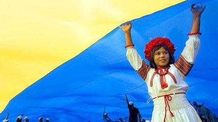 Самый большой Флаг Украины развернут в небе на Днепропетровщине