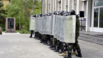 Как полиция отбивала "штурм" главка в Мариуполе (Видео)