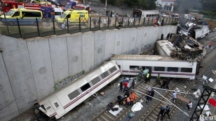 В Испании поезд сошел с рельсов: число жертв стремительно растет 