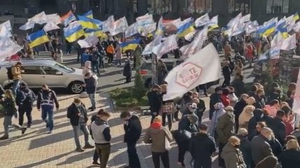 Крещатик сегодня лучше объезжать: митинг парализовал движение через центр Киева (видео)