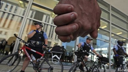 25 полицейских на велосипедах задержали двоих любовников