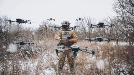 Солдат ВСУ с дронами