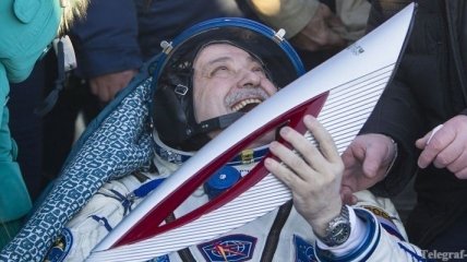 "Союз" вернулся на Землю с космонавтами и олимпийским факелом
