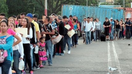 На границе Венесуэлы и Колумбии образовались огромные очереди