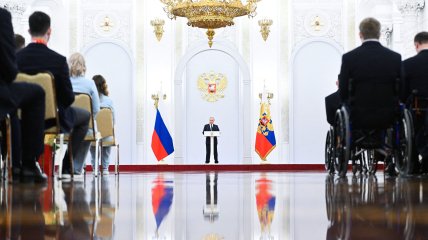 Владимир Путин выступает перед олимпийцами и паралимпийцами