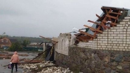 Мощный ураган в Кропивницком рушит дома и калечит людей: жуткие фото и видео