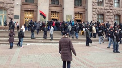 Недовольные подорожанием проезда в Киеве пикетируют КГГА