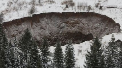 На Урале из-за обвала шахты образовалась гигантская дыра