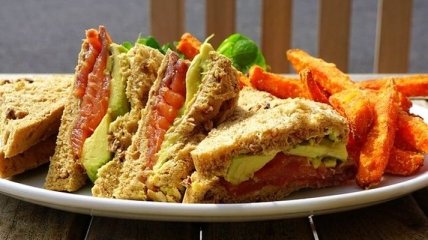 Рецепт дня: легкие сэндвичи с авокадо и копченым лососем 