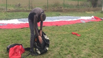 Венгерского парашютиста занесло ветром на Закарпатье