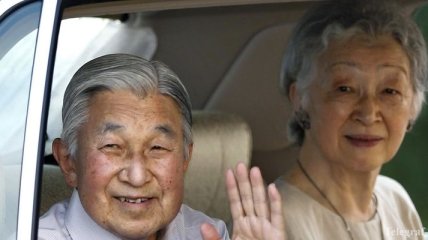Премьер Японии отказался от комментариев об отречении императора Акихито