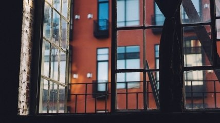 На Львівщині трирічна дівчинка випала з балкону квартири