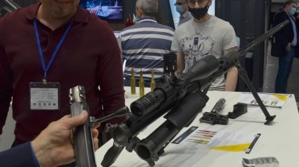 Снайперская винтовка во время демонстрации на стенде в 2021 году