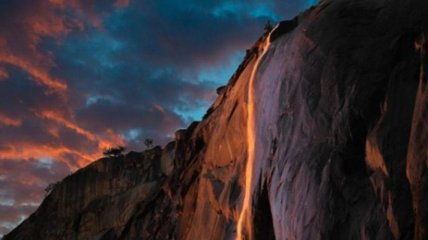 Каждый год в феврале этот водопад превращается в "Огненный водопад" (Фото)