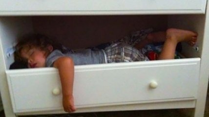 Смешные снимки, доказывающие, что дети могут спать где угодно  