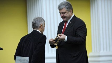 Лидер крымскотатарского народа был награжден с рук Порошенко