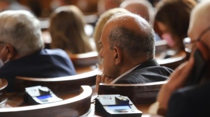 В Болгарии депутатов оштрафовали за то, что они находились в парламенте без масок 