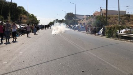 "Мы не хотим снова попасть в ад": в Греции полиция разогнала слезоточивым газом протест мигрантов