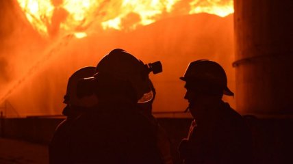 После взрывов в Белгородской и Ростовской областях вспыхнули масштабные пожары: что известно (видео)