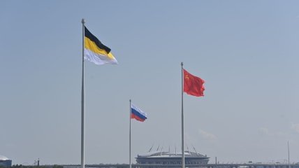 Так виглядає шизофренія: у Петербурзі одночасно вивісили імперський, російський та радянський прапори.
