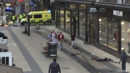 В Стокгольме грузовик въехал в толпу: есть погибшие