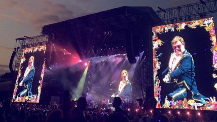 "Мне стоит идти": Элтон Джон остановил концерт в Окленде
