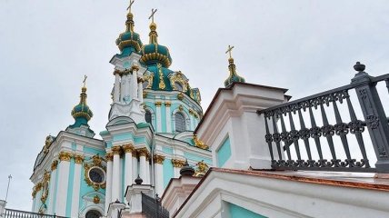 Полуголые девушки устроили съемку у стен церкви в Киеве (видео)