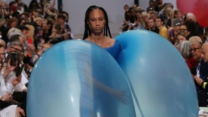 "Надувной" модный показ молодого дизайнера удивил публику (Видео)