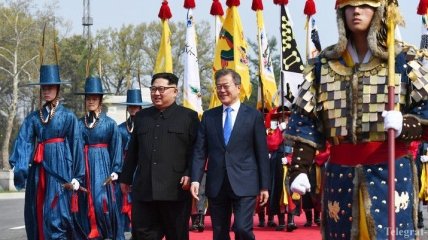 Впервые за 65 лет: Лидеры КНДР и Южной Кореи провели историческую встречу на границе