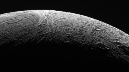 Необычная находка: на спутнике Сатурна обнаружены обломки корабля инопланетян