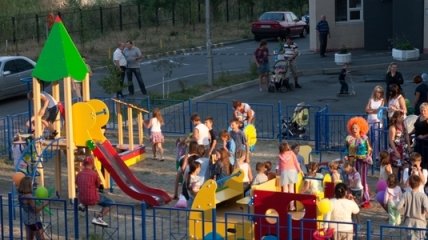 В КГГА предложили запретить парковку возле детских площадок