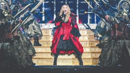Мадонна скасувала концерти в Парижі