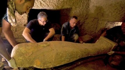 Захоронены тысячи лет назад: в Египте откопали почти тридцать древних саркофагов (Фото)