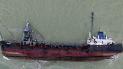 Владелец танкера Delfi в очередной раз попросил продлить сроки поднятия затонувшего судна