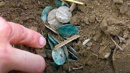 Найден серебряный клад из монет и украшений конца XI века