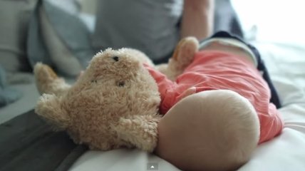 ВИДЕОпозитив: 4 способа уложить ребенка спать