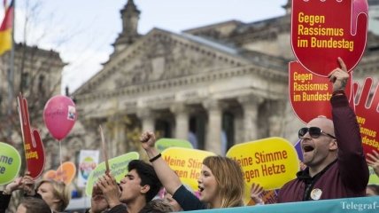 В Берлине прошли протесты "Против ненависти и расизма в бундестаге"