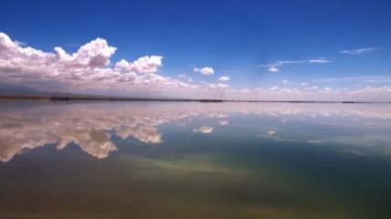 Отражение неба: соленое озеро Чака (Фото)
