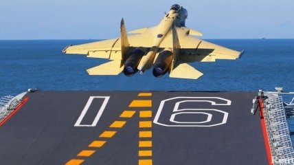 Китай посадил истребитель на свой 1-й украинский авианосец