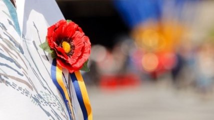 В Киеве празднование 9 мая проходит под знаками красных маков