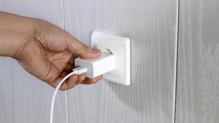 Чому категорично не можна залишати зарядку в розетці: названо головну небезпеку