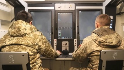 Украинские воины управляют ЗРК NASAMS