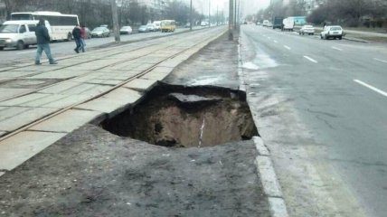 В Киеве провалился асфальт: воронка глубиной в 3,5 метра