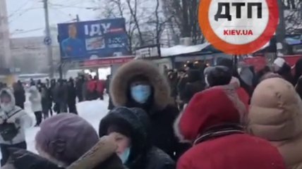 Хоть пешком иди: в сети показали видео огромных очередей на транспорт в Киеве