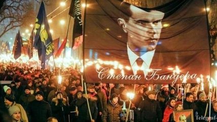 В Киеве проходит шествие в честь дня рождения Бандеры (Онлайн)