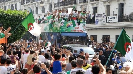 Стоп-кадр: Как фанаты встречали сборную Алжира с ЧМ-2014