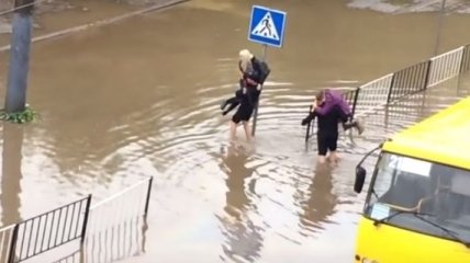 Во Львове полицейские вынесли пассажиров из затопленной маршрутки (Видео)
