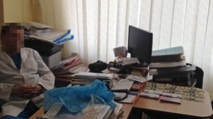В Харькове хирург попался на рекордной взятке 