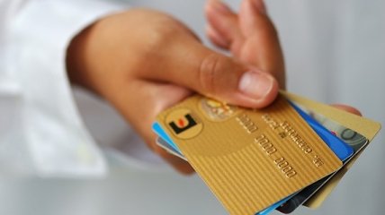 Как безопасно хранить деньги на банковской карте (видео)